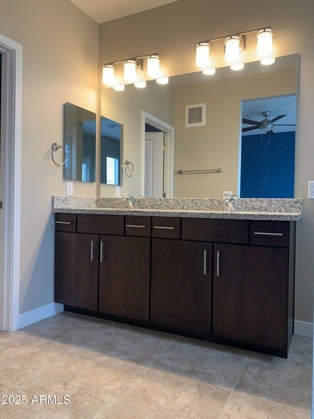 Building Photo - 2511 W Queen Creek Rd