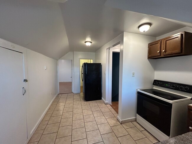 Kitchen p4 - 225 S Main Ave