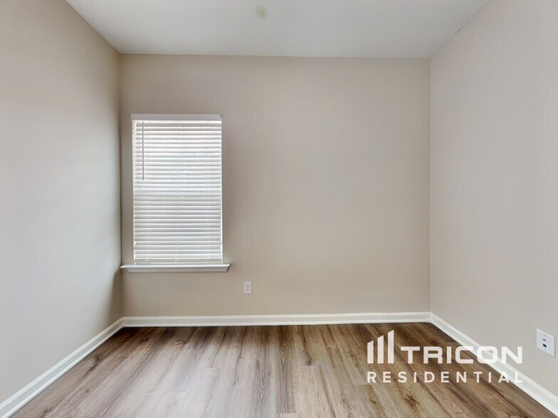 Building Photo - 729 Goodale Dr