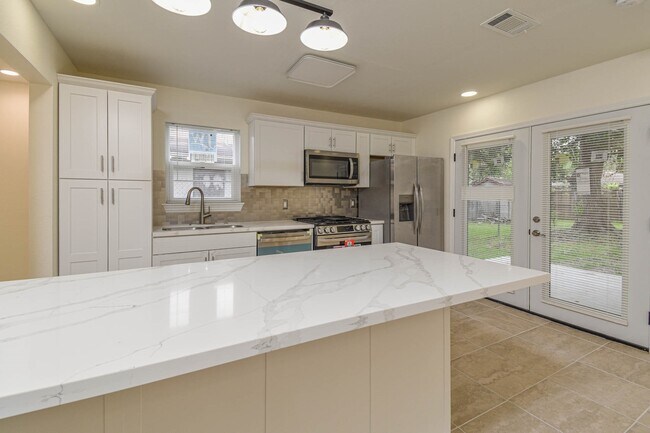 Building Photo - 5003 Denoron Dr