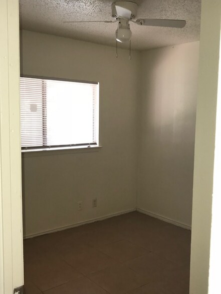 Building Photo - 4003 Colonial Sun Dr