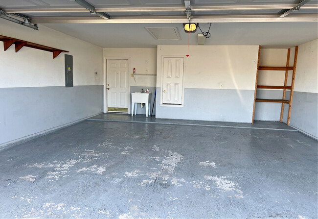 Building Photo - 4400 Lloyd Dr