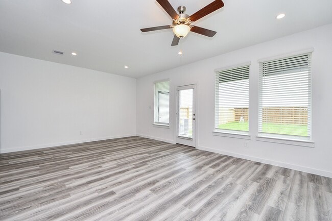 Building Photo - 3024 Crown Gate Dr