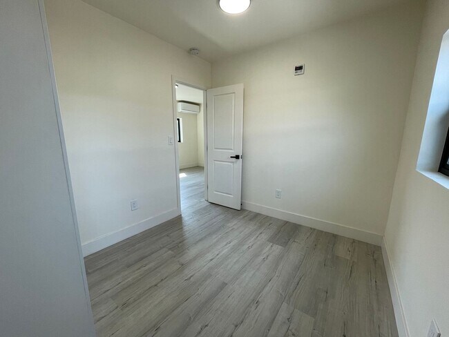 Building Photo - 1846 Klauber Ave