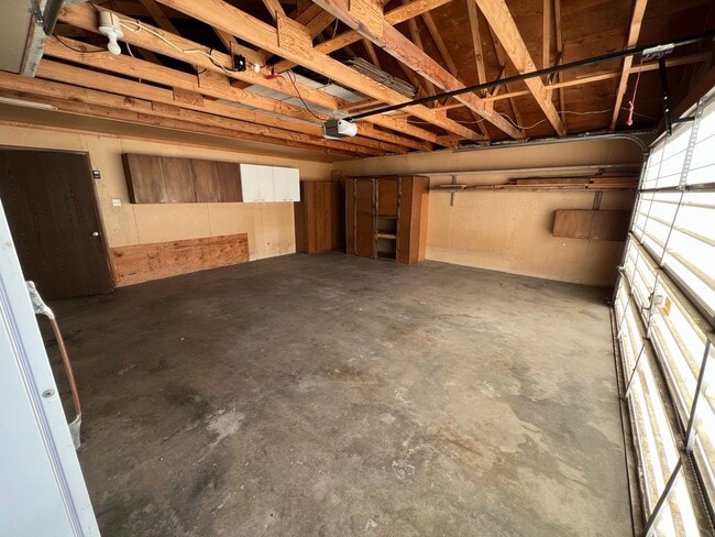 Building Photo - 3 Bed 2 Bath House with Attached 2 Car Garage & Trailer Parking