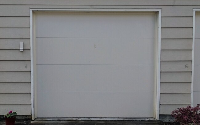 Building Photo - 905 W Middlefield Rd