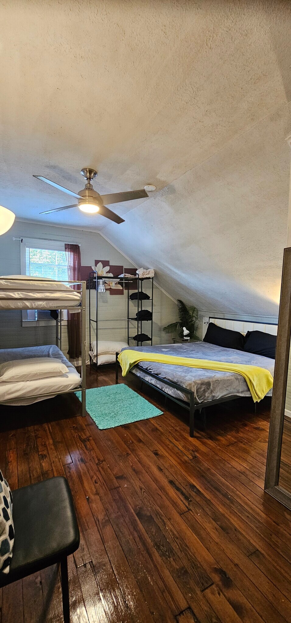 3 beds in king bedroom, 1 bed in the second bedroom and 2 sofa beds in living room--Sleeps 6! - 607 Gaskill St SE