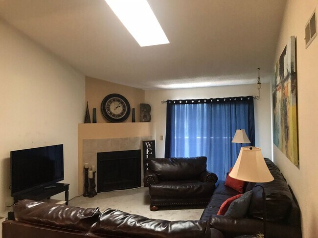 Building Photo - Perfect 2 Bedroom Condo