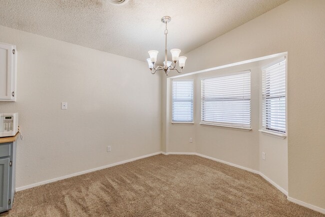 Building Photo - Conveniently located 3 Bedroom, 2 bath near HAFB