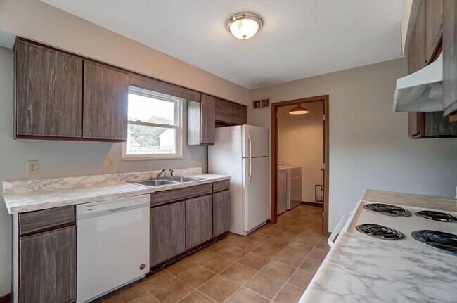 Building Photo - 3540 Willow Run Dr