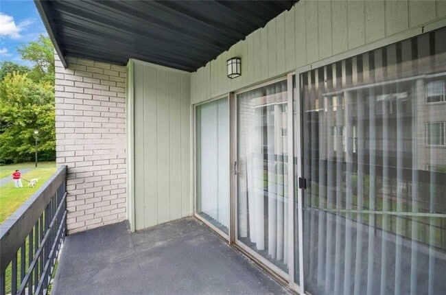 Building Photo - 5675 Roswell Rd NE