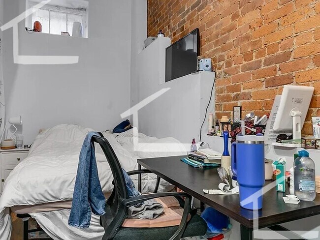 Building Photo - AWESOME 4 BED 2 BATH IN MISSION HILL!!!!