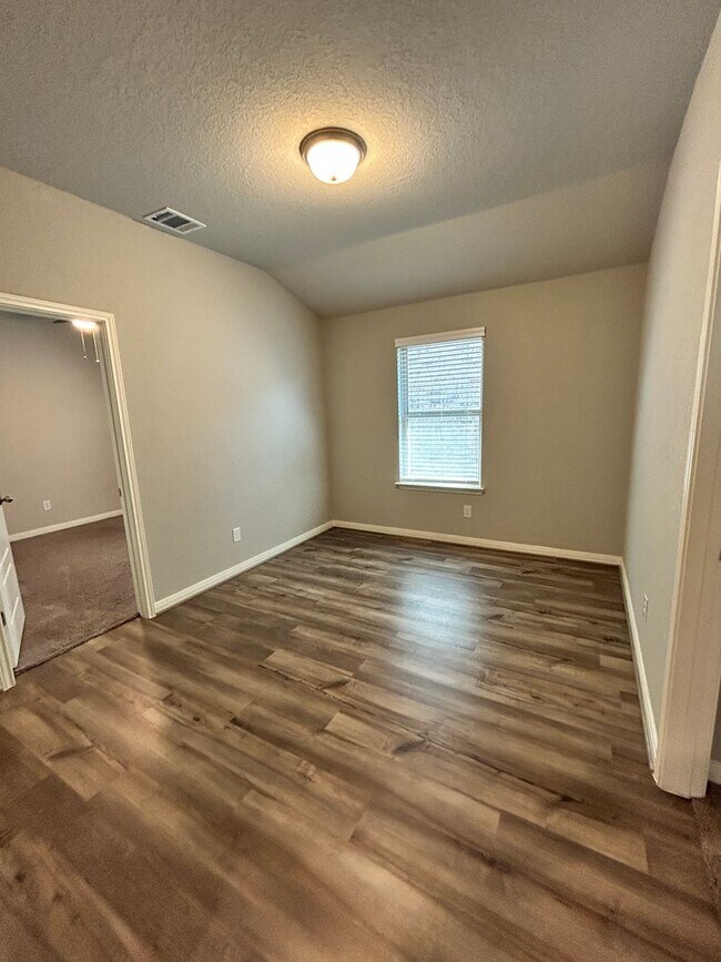 Building Photo - Contemporary 4-bedroom, 3-bathroom