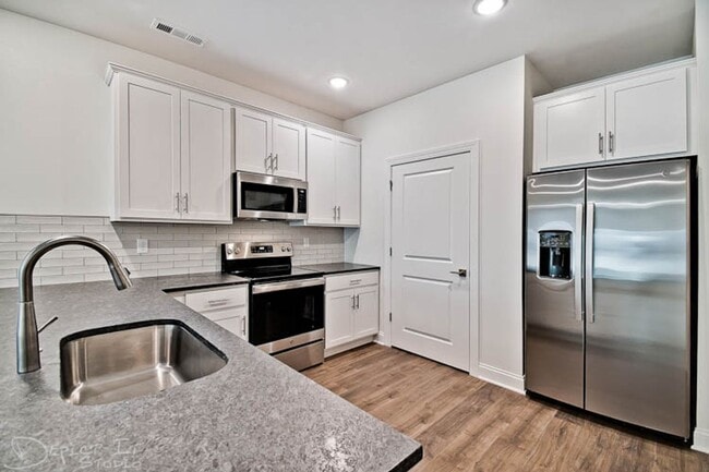 Building Photo - Big Creek Golf Course - 3 Bed 2 Bath Double Garage