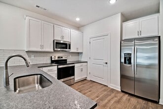 Building Photo - Big Creek Golf Course - 3 Bed 2 Bath Double Garage