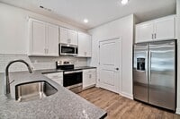 Building Photo - Big Creek Golf Course - 3 Bed 2 Bath Double Garage