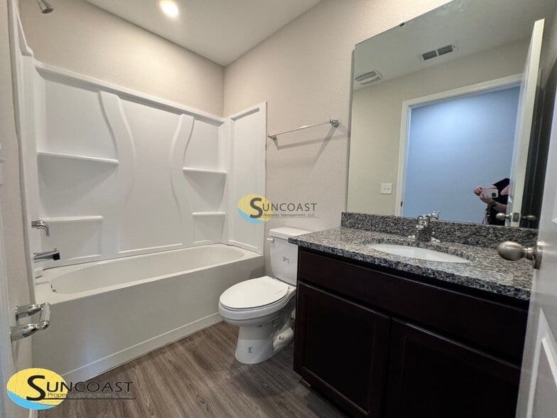 Building Photo - 617 Century 21 Dr