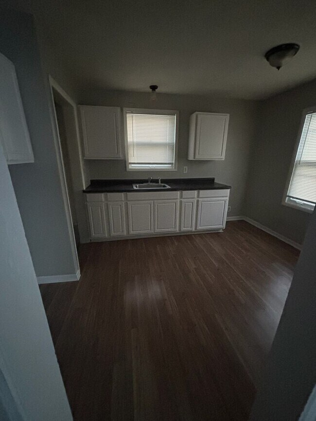 Building Photo - Charming 3-bedroom