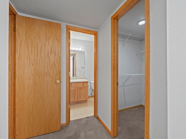 Building Photo - Well Maintained 2-Bed, 2-Bath Condo in Prime Location Near CSU!