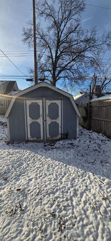 Building Photo - 924 E Washington Center Rd