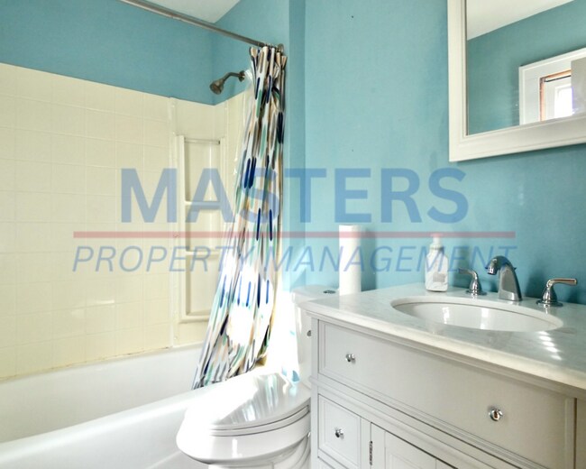 Building Photo - Spacious 3 bed 2 bath House