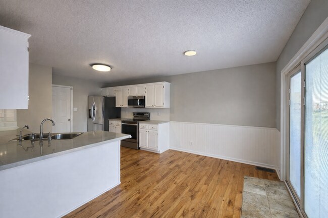 Building Photo - 3 Bed 2 Bath + Bonus Room