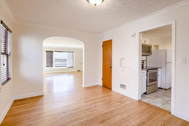 Building Photo - Charming 3 Bedroom Duplex In Prime Location!!