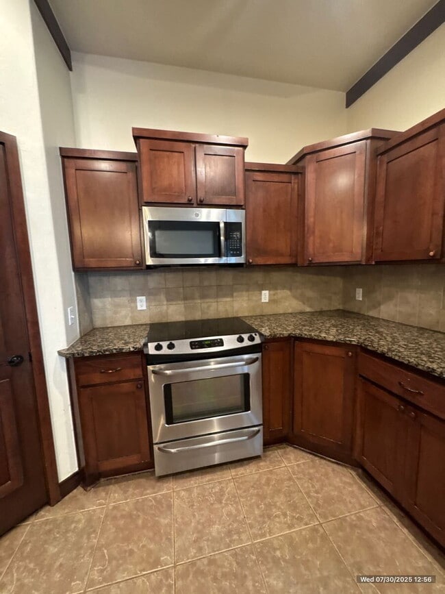 Building Photo - Stunning 3-Bedroom Home with Modern Amenities
