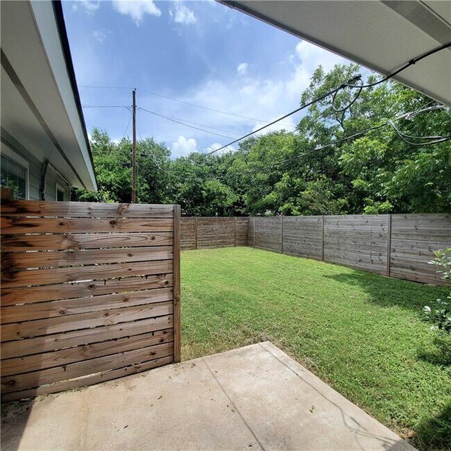 Building Photo - 2308 Devonshire Dr