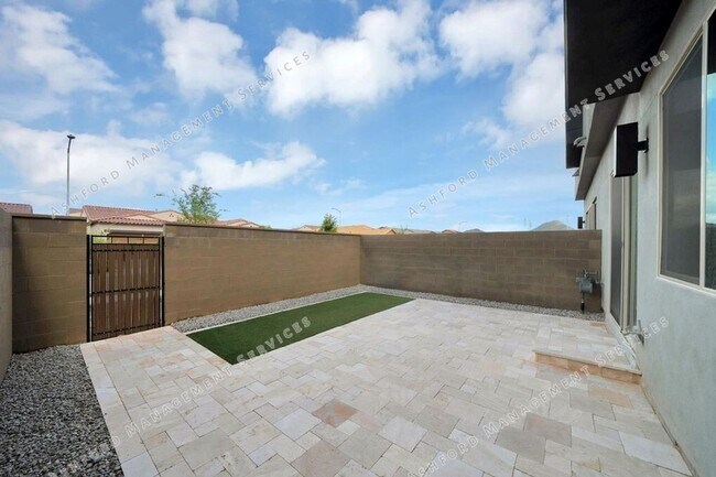 Building Photo - Luxury 3-Bedroom Townhome with Rooftop Dec...