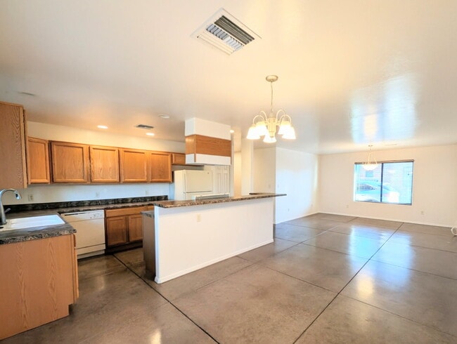 Building Photo - Move in October and get November rent FREE...