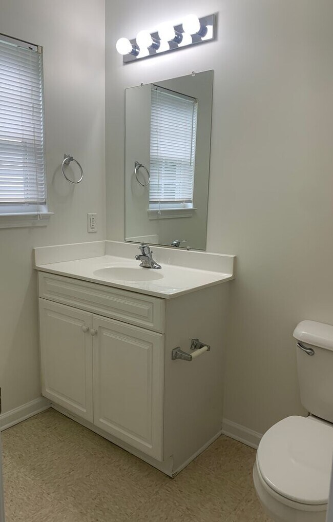 Building Photo - 3 Bedroom 2 Bath House on Victory Gardens Available Now