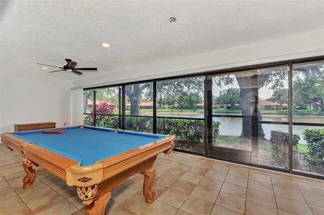 Building Photo - 5651 Golf Pointe Dr