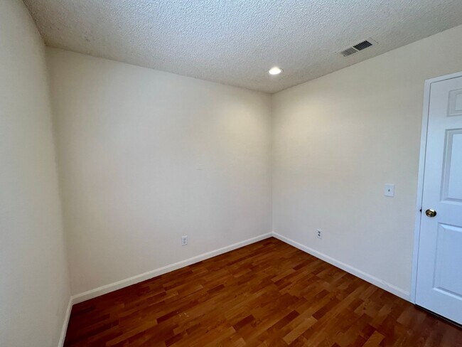 Building Photo - Available Now! 3 Bedroom, 2 bathroom home ...