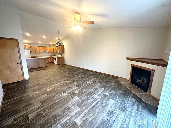 Building Photo - 4 BEDROOM, 2 BATH TOWN HOME, PET FRIENDLY, AMENITY FILLED, DOUBLE ATTACHED GARAGE!