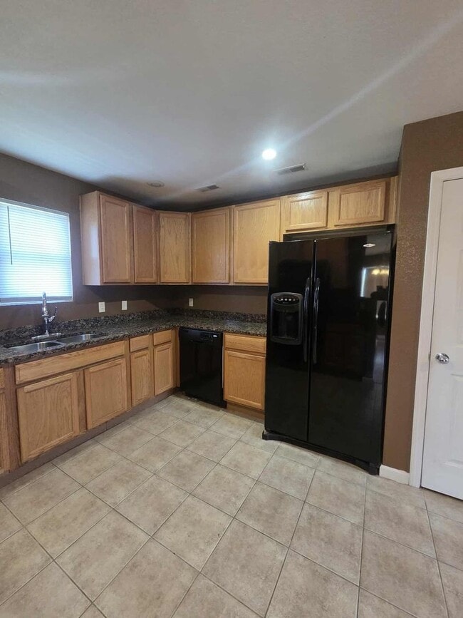 Building Photo - Beautiful Town House