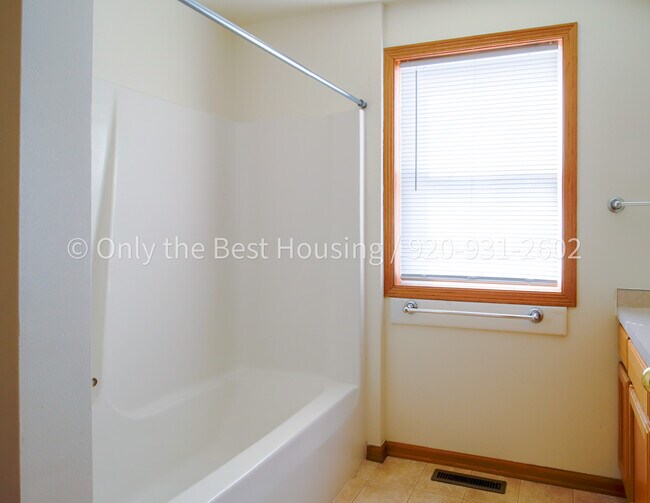 Building Photo - 611 E Burnett St