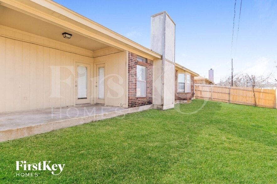 Building Photo - 705 Running Creek Dr