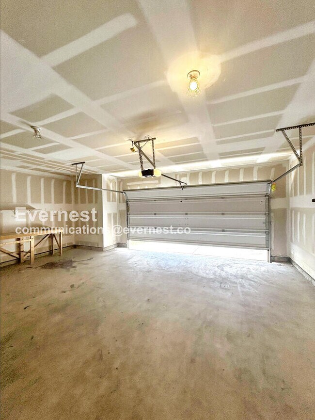 Building Photo - 400 Seneca Loop