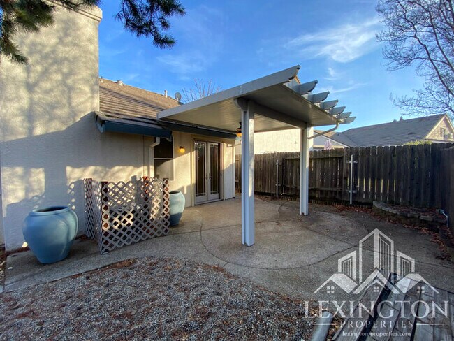 Building Photo - Beautiful, Spacious, 3-Bed 2-Bath Home available in Roseville!