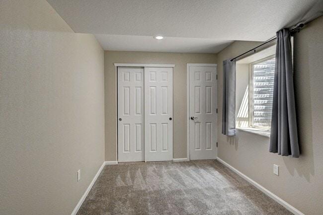 Building Photo - 5 bedroom, 4 bath home with 2 car attached garage