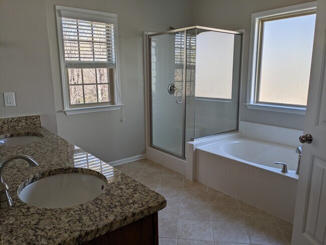 Building Photo - 6007 Peachtree Town Ln