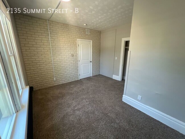 Building Photo - 2135 Summit St