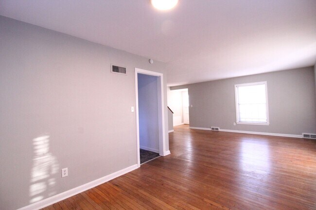 Building Photo - February FREE On This 2 Bedroom 2 Bath Duplex In The Waldo Area