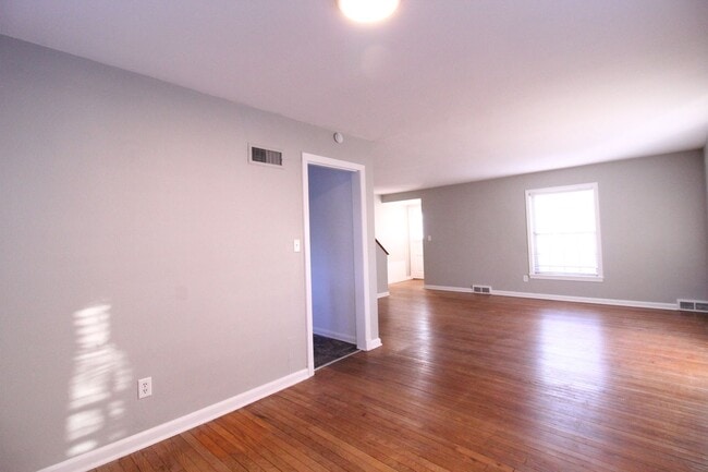 Building Photo - January FREE On This 2 Bedroom 2 Bath Duplex In The Waldo Area