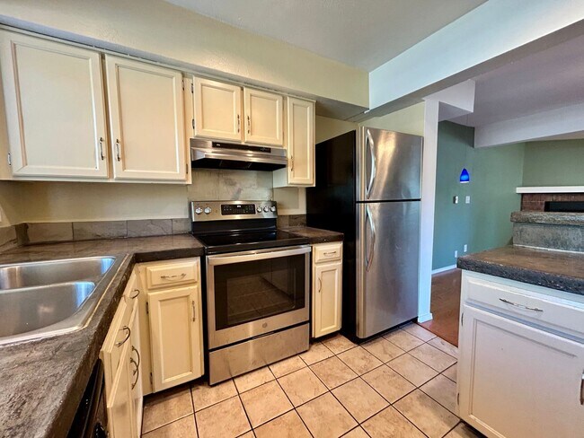 Building Photo - Beautiful & Bright Corner Condo in North Boulder