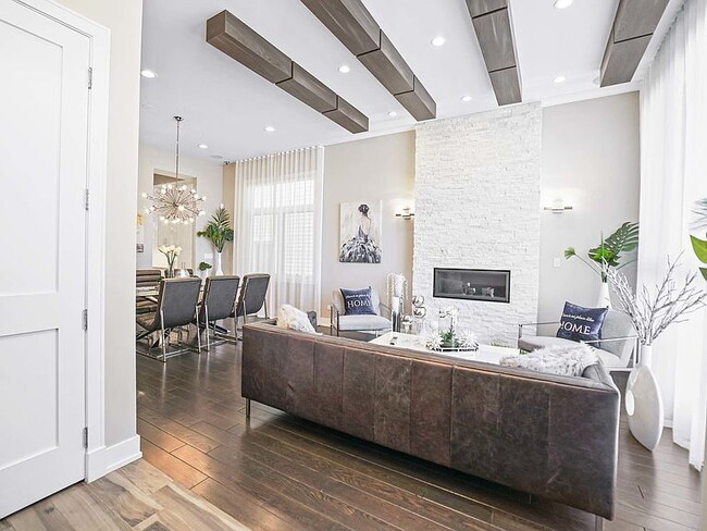 Building Photo - "Spacious 5-Bedroom Gem with 3 Full Baths in the Heart of Chicago – 4,200 Sq Ft of Comfort and St...