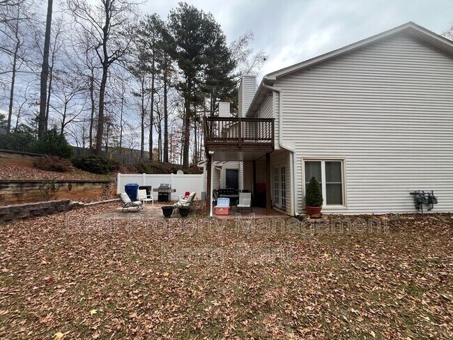 Building Photo - 5127 Village Green Way