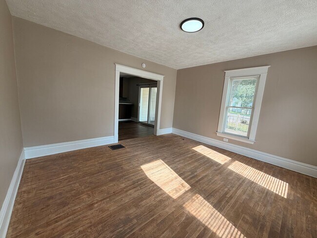 Building Photo - 53 Lamoreaux Dr NE