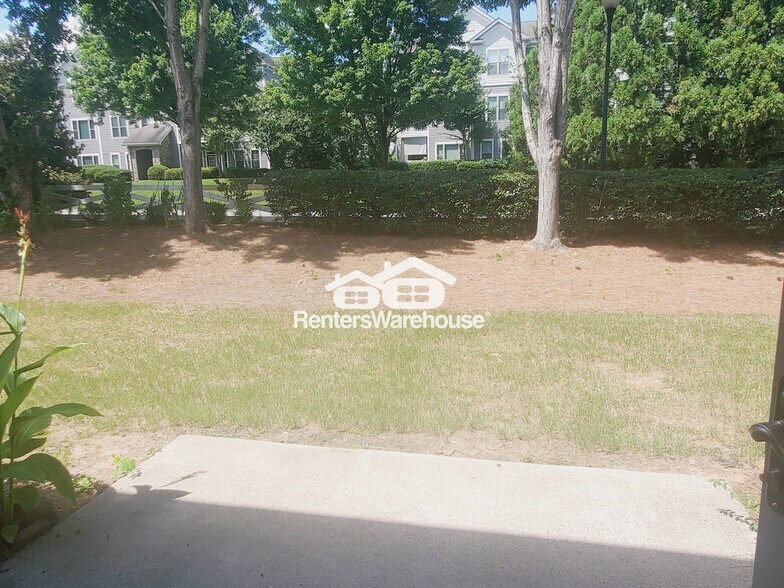 Building Photo - 2089 Lakeshore Overlook Dr